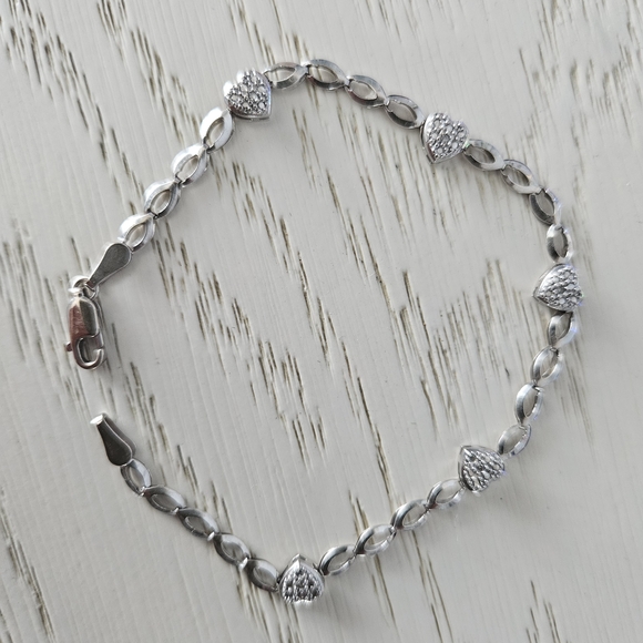 14k white gold  diamond heart bracelet - Picture 2 of 8